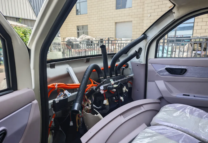 告別車頂“小帳篷”！魯客技術(shù)團(tuán)隊(duì)積極研發(fā)適配分體式空調(diào)開啟優(yōu)雅出行時(shí)代